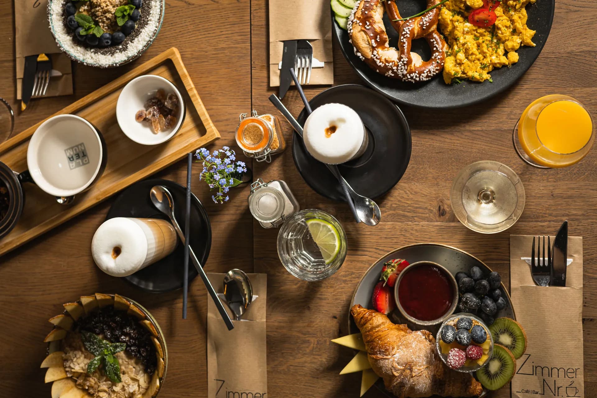 Frühstück und Kaffee von oben fotografiert